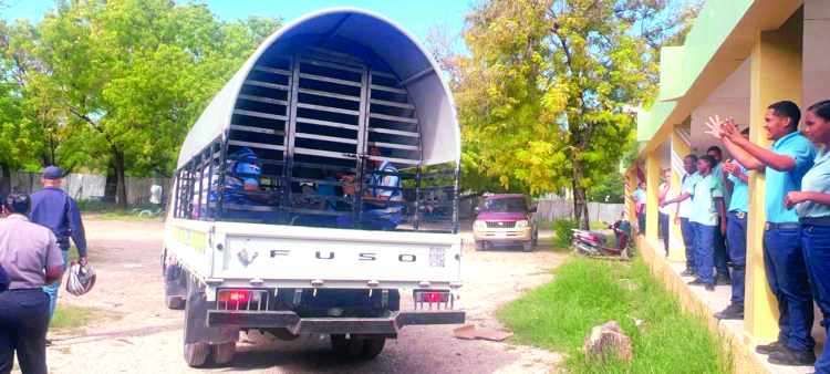 Estudiantes del Liceo Dr. Federico Henríquez y Carvajal en disputa con pedradas