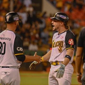Águilas remontan para vencer a Leones y continúan en la cima