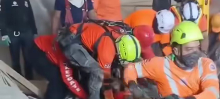 Rescate de dos trabajadores atrapados en derrumbe de cementera en Santiago