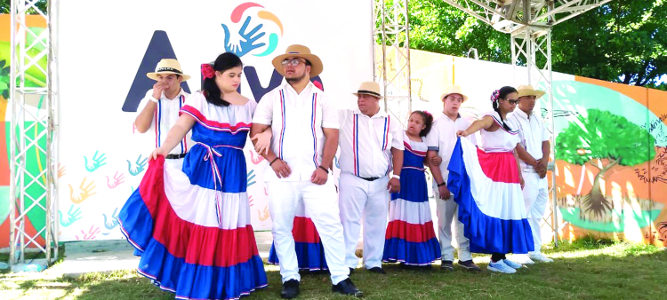 Festival de la inclusión en Santiago: Apoyo masivo de cientos de familias