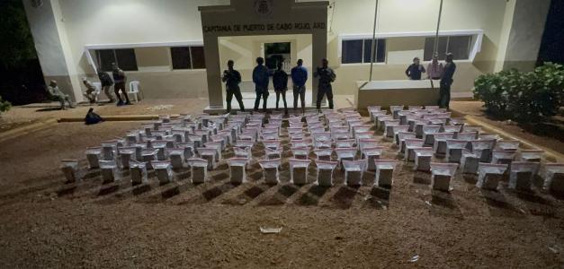 Operativo conjunto DNCD-DEA: incautación de 806 paquetes de cocaína en lancha, tres detenidos