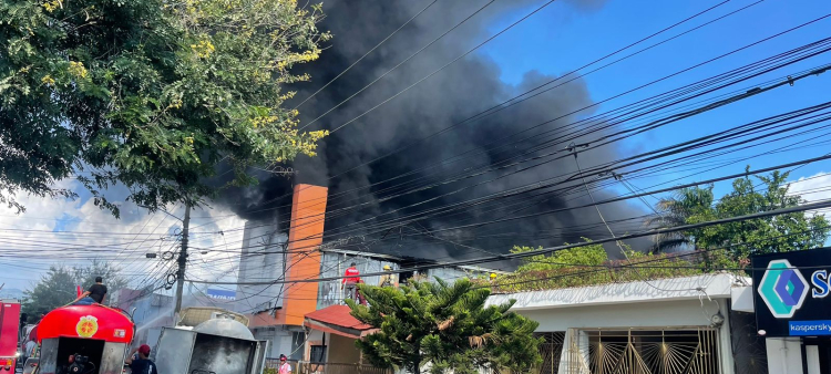 Incendio arrasa con almacén de Prodacom en Santiago