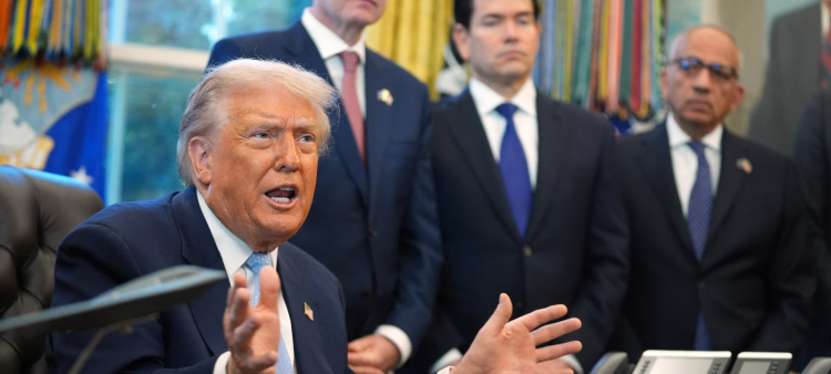 Trump considera todas las opciones para abordar la situación en Venezuela.