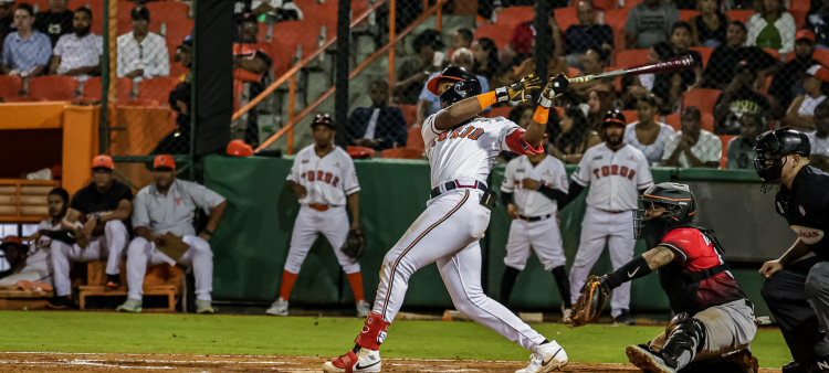 Gilberto Celestino brilla con un cuarteto de hits en la victoria de los Toros sobre los Leones.