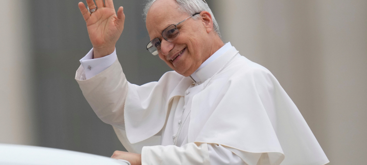 La rutina de descanso del papa León XIV en Castel Gandolfo: nadar, jugar tenis y leer