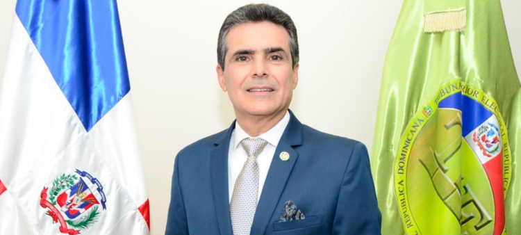 El juez del TSE aboga por la iniciativa legislativa de la corte ante el Congreso