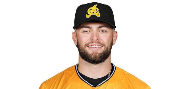 El talentoso Carter Jensen de los Reales se deleita con el sabor dominicano.