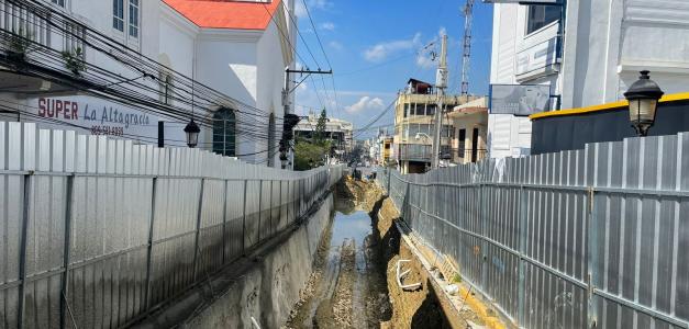 Descontento entre Vicepresidenta y Alcalde por demora en obras de la calle Del Sol.