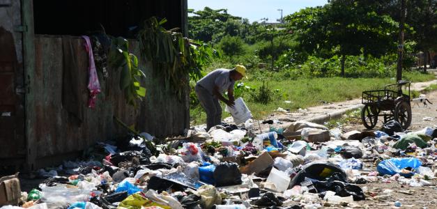 Crisis sanitaria en El Almirante Caña debido a problemas de recolección de basura y filtrante colapsado.