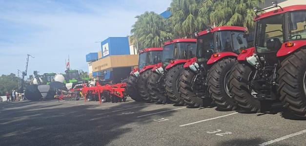 Entrega de maquinaria por Abinader a Agricultura para disminuir dependencia de mano de obra extranjera.