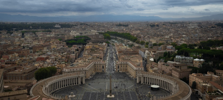 El Vaticano defiende la monogamia en nuevo documento
