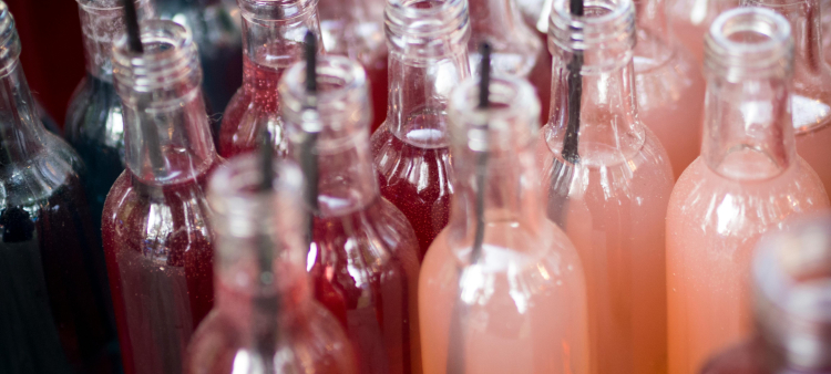 Ampliación del impuesto sobre bebidas azucaradas en el Reino Unido para combatir la obesidad