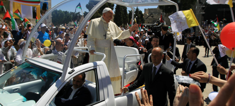 El Papamóvil transformado en clínica para Gaza