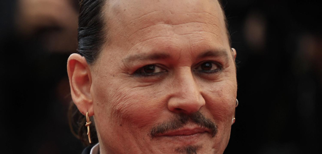 Johnny Depp presenta su arte caótico en el estreno internacional de ‘A Bunch of Stuff’ en Tokio.