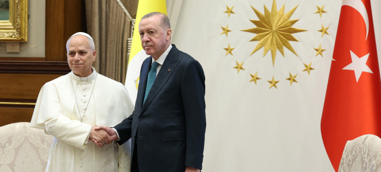 El Papa comienza su gira con una visita a Turquía