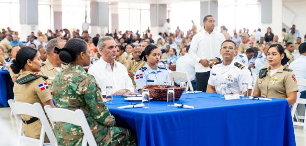 Miembros de las Fuerzas Armadas tendrán acceso gratuito al transporte público, anuncia Abinader