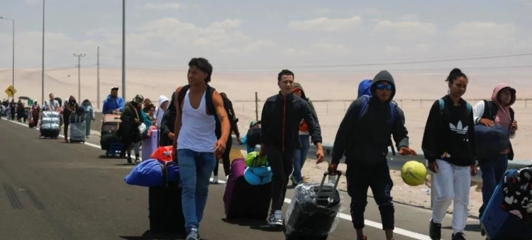 Migrantes indocumentados varados en el desierto tratando de salir de Chile