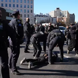 Arresto de manifestantes por obstruir a agentes migratorios en Nueva York