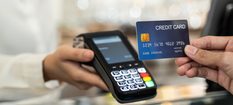 Detienen a hombre por gastar más de 184,000 pesos con tarjeta de crédito robada