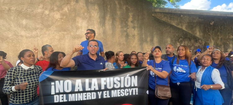Manifestantes se oponen a la fusión del Ministerio de Educación y Mescyt