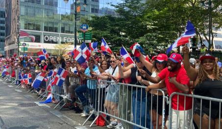Beneficios de las ayudas sociales de EE. UU. para migrantes dominicanos.