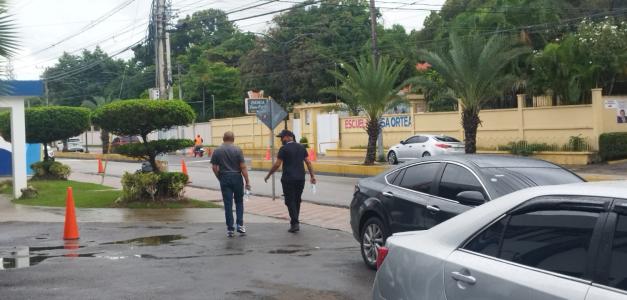 Familiares de Brianna acuden a la Policía de Puerto Plata