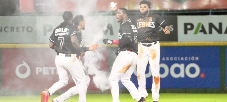 Junior Lake logra hit decisivo para vencer a los Gigantes y posicionar a los Leones en el primer lugar.