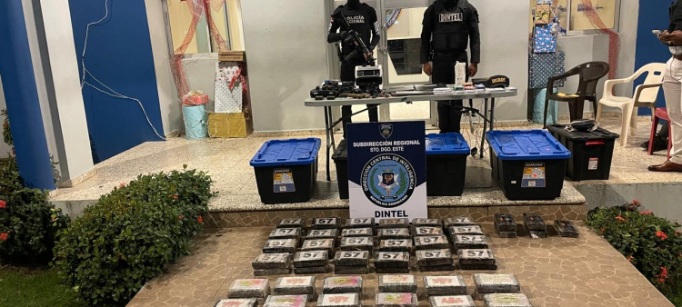 Incautación de cocaína, armas y municiones en operativo conjunto de la PN y DNCD en SDE.