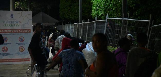 Esperando el Amanecer: Una Larga Fila para Cambiar Plásticos por Juguetes