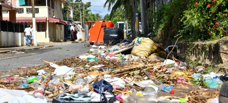 Viviendo entre basura y obras inconclusas: La dura realidad de los residentes de El Brisal