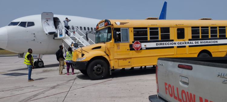 Repatriación de 41 dominicanos tras cumplir condenas en cárceles de Estados Unidos.