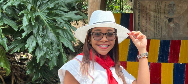 Stephanie: El legado artístico de una joven creativa apasionada del arte.