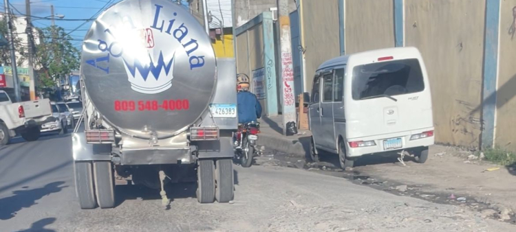 Denuncian conductores mal estado de avenida y baches en Sabana Perdida