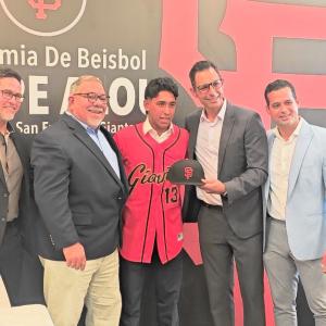 Firma de Luis Hernández por 5 millones de dólares con los Gigantes de San Francisco