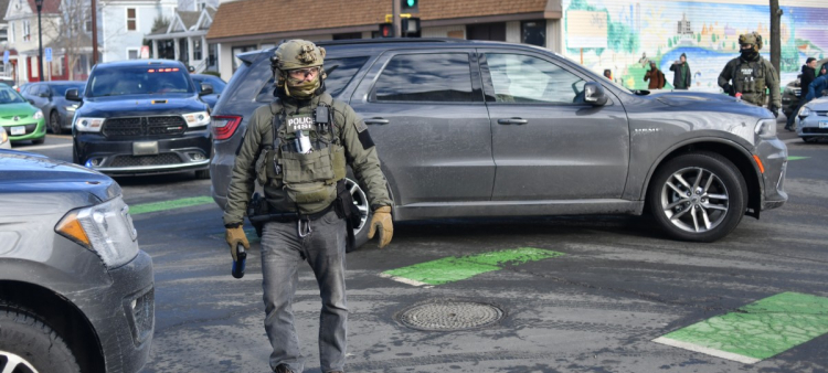 La jueza restringe autoridad de agentes de inmigración en Minnesota