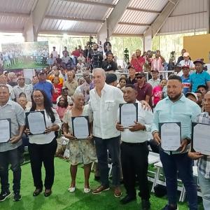 Entrega de 517 títulos de propiedad por el Presidente Abinader a familias en Neyba.