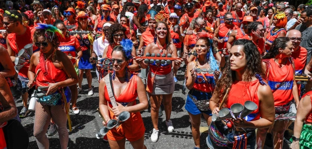 Las Comparsas Dominan Río de Janeiro a un Mes del Carnaval.