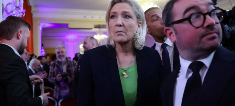 Marine Le Pen busca reinstaurar su candidatura presidencial a través de acciones legales para participar en 2027.