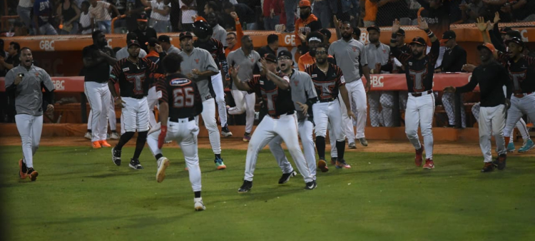 Los Toros avanzan a la Serie Final tras vencer a las Águilas