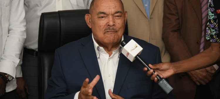 Ramón Alburquerque llega a República Dominicana y es ingresado a un centro médico para recibir tratamiento