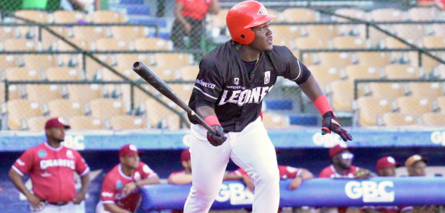 Héctor Rodríguez en la final con los Leones del Escogido