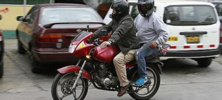 Perú prohíbe el transporte de dos personas en una motocicleta