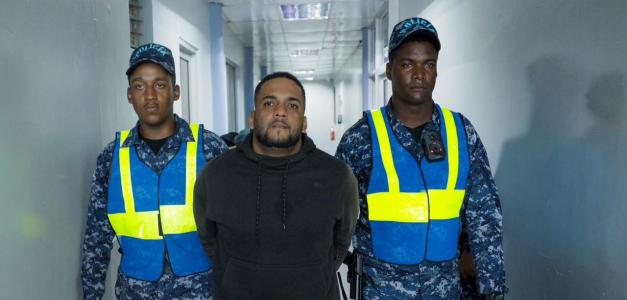 Arrestan a “El Deportado” por intento de ataque a subdirectora del CCR Rafey en Santiago.