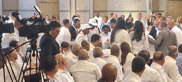 Desmayo del Padre de Ramfis Trujillo en la Basílica de Higüey