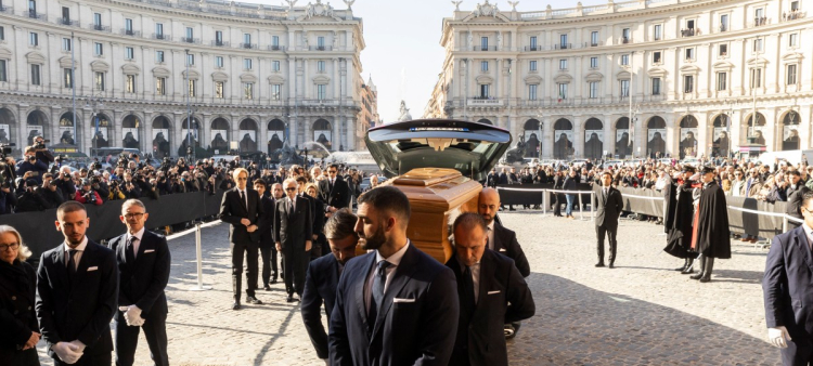 Celebridades internacionales se reúnen en el funeral de Valentino en Roma