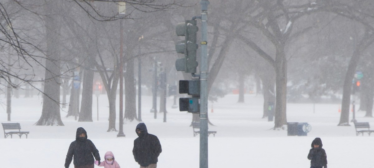 Impactante tormenta de nieve deja a más de 700,000 hogares en Estados Unidos sin electricidad.