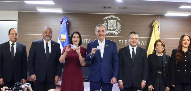 Abinader y Raquel Arbaje reciben la nueva cédula de identidad