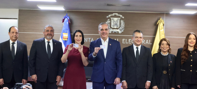 Abinader y Raquel Arbaje son los primeros en obtener la nueva cédula de identidad