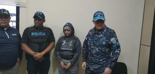 Joven de 22 años entregada a la policía por el presunto homicidio de su hermana en SFM.
