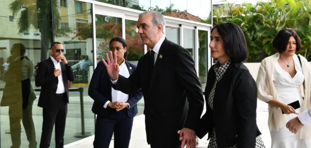 Políticos asisten al velatorio de Ramón Alburquerque